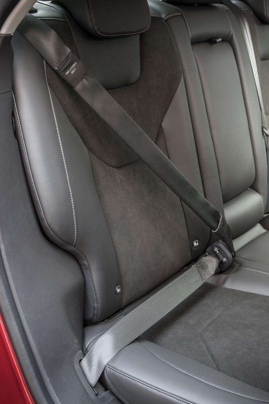 Детали интерьера Ford Mondeo Hatchback 2014 года  (фото 30 из 49)
